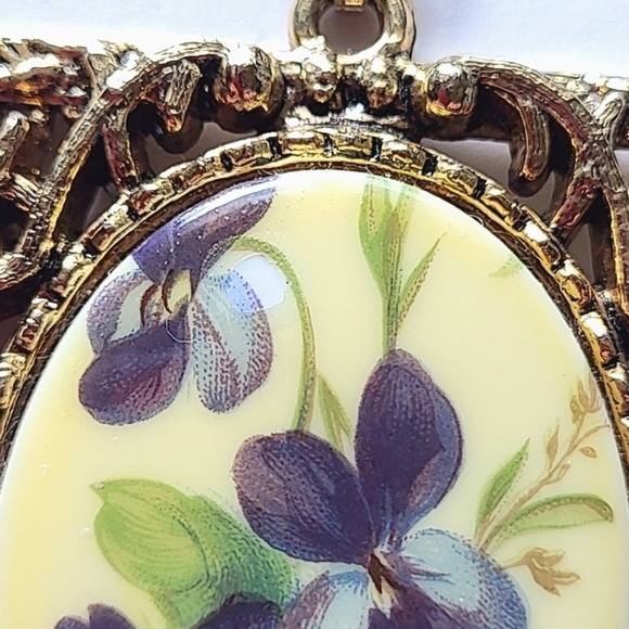 1960s VIOLETS MILK GLASS PENDANT NECKLACE - Picture 7 of 8